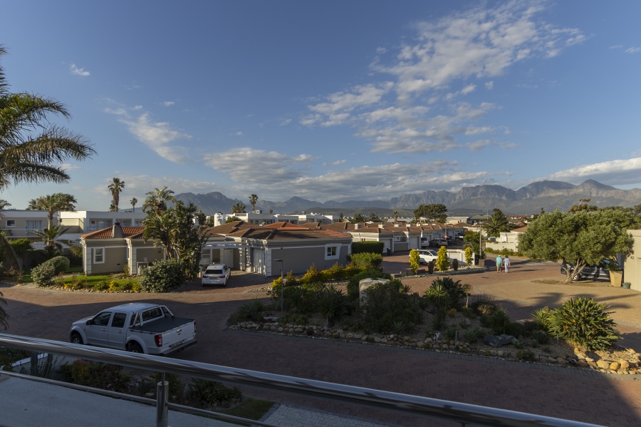 To Let 4 Bedroom Property for Rent in Harbour Island Western Cape